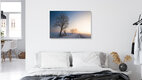 Mockup Frostiger Wintermorgen mit verschneitem Weg und Bäumen im sanften Sonnenlicht