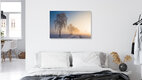 Mockup Frostiger Wintermorgen mit schneebedecktem Weg und Sonnenaufgang hinter Bäumen