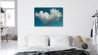 Mockup Wolke in Herzform am blauen Himmel, sanfte und liebevolle Stimmung.