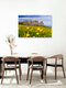 Mockup Feld mit Trollblumen und den Dolomiten im Hintergrund an einem sonnigen Frühlingstag.