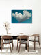 Mockup Wolke in Herzform am blauen Himmel, sanfte und liebevolle Stimmung.