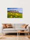 Mockup Feld mit Trollblumen und den Dolomiten im Hintergrund an einem sonnigen Frühlingstag.
