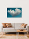 Mockup Wolke in Herzform am blauen Himmel, sanfte und liebevolle Stimmung.