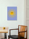 Mockup Fröhliche Illustration einer gelben Sonne mit Sonnenbrille vor lila Himmel