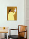 Mockup Illustration einer Frau mit einer eleganten Vase in sanften Gelbtönen.