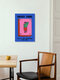 Mockup Wandbild mit fröhlichem Zitat: entspannte Atmosphäre im Wohnzimmer