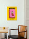 Mockup Wandbild mit fröhlicher Retro-Typografie, das positive Gedanken vermittelt