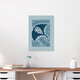 Mockup Wandbild mit einer Manta Ray, die durch sanfte Wellen in einem blauen Ozean schwimmt.