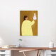 Mockup Illustration einer Frau mit einer eleganten Vase in sanften Gelbtönen.