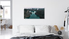 Mockup Wandbild von Christian Seidenberg: einsames Boot in der Ha Long Bucht, ruhige Wasseroberfläche.