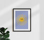 Mockup Fröhliche Illustration einer gelben Sonne mit Sonnenbrille vor lila Himmel