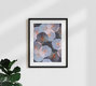 Mockup Wandbild von Uma Gokhale: sanfte botanische Collage mit durchscheinenden Blättern