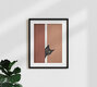 Mockup Wandbild von Branka Kodžoman: verspielte schwarze Katze, die neugierig schaut.