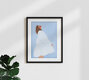 Mockup Wandbild von Bea Muller: einfache Illustration einer Frau mit blauen Streifen