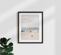 Mockup Illustration einer friedlichen Strandlandschaft mit sanften Wellen und einem klaren Himmel.