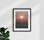 Mockup Fotokunst im Sonnenaufgang über Berlins Skyline mit sanften Farben.