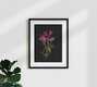 Mockup Fotokunst mit eleganten Blumen in sanften Farben, die eine ruhige Atmosphäre schaffen.