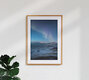 Mockup Fotokunst von Sebastian Worm: Nachtaufnahme des Polarlichts über der Küste Norwegens.