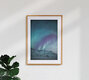 Mockup Fotokunst von Sebastian Worm: Nordlichter über dem norwegischen Nachthimmel.