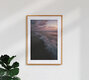Mockup Fotokunst von Tal Paz-Fridman: ruhige Wellenlandschaft bei Dämmerung