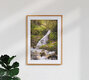 Mockup Friedlicher Wasserfall in den österreichischen Alpen, umgeben von Bäumen und Natur.
