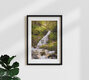 Mockup Friedlicher Wasserfall in den österreichischen Alpen, umgeben von Bäumen und Natur.