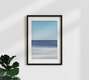 Mockup Fotokunst von Manuela Deigert: sanfte Wellen am Strand unter frischem Licht