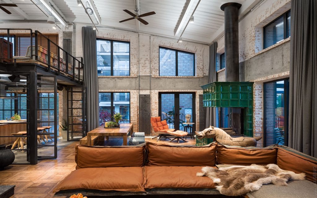 Loft com janelas grandes