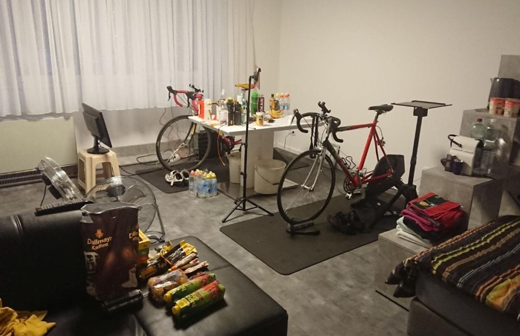 Das ganze Zimmer war auf Zwift ausgerichtet. Essen, Getränke, Kaffee, Entertainment und dazwischen ganz unscheinbar 2 Räder