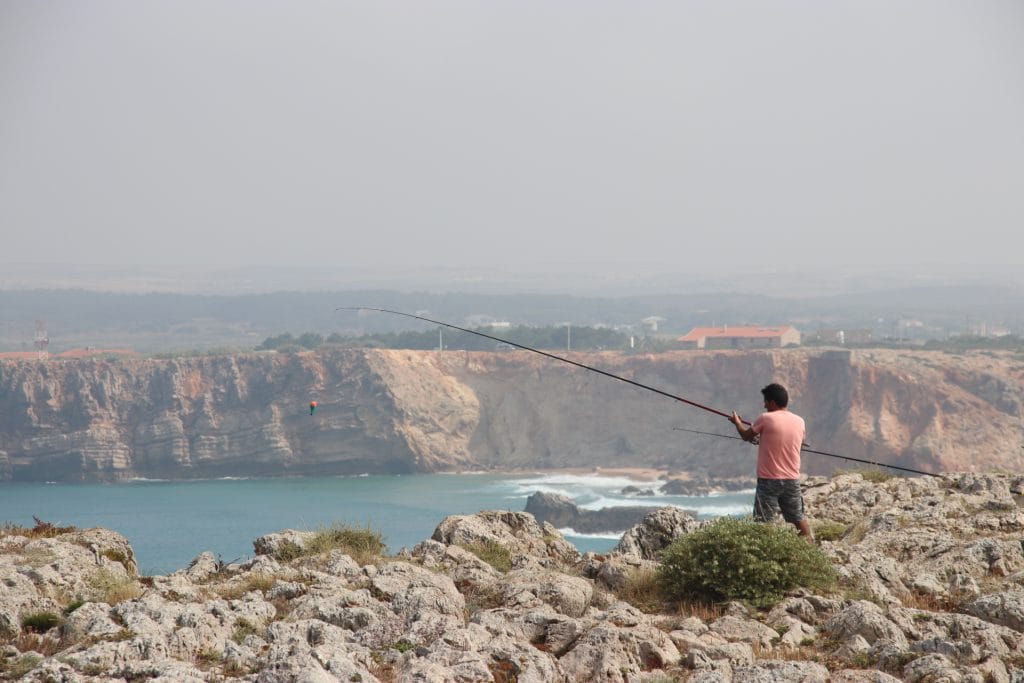 Fort Fortaleza de Sagres - Die alte Festung von Sagres an der Algarve Angler an der Steilküste