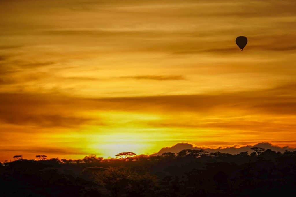 Hot air balloon serengeti safari bush camp
