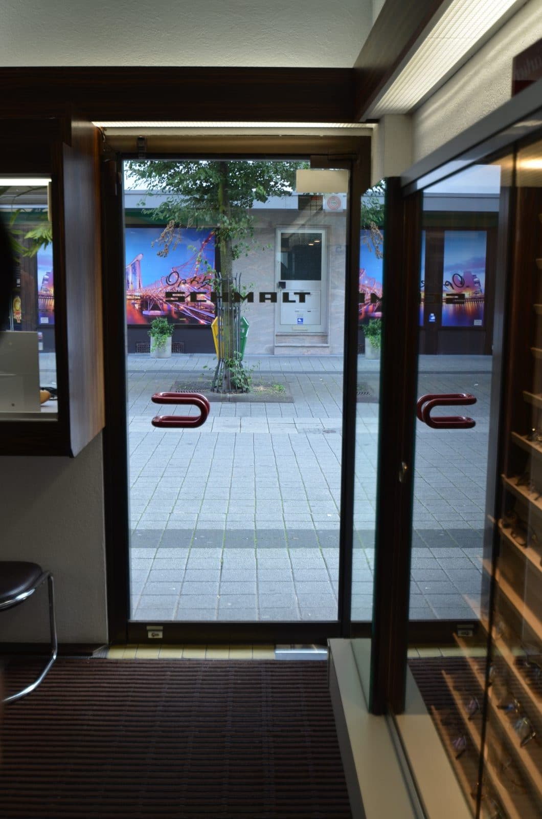 Eingang Foto der linken Ladentür mit Logo "Optiker Schmalt"