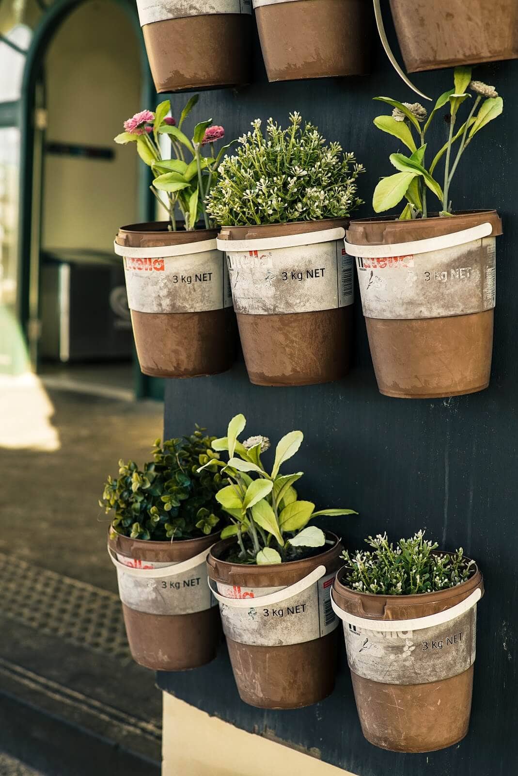 VERTICAL MINI GARDEN IDEAS FOR PATIO ON A BUDGET