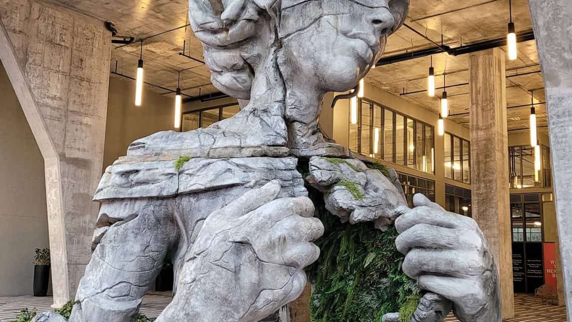 Thrive - Escultura monumental de Daniel Popper 1 Thrive - Escultura monumental de Daniel Popper Artes & contextos a monumental figure reveals a fern canopied tunnel inside its chest in sculpture by daniel popper
