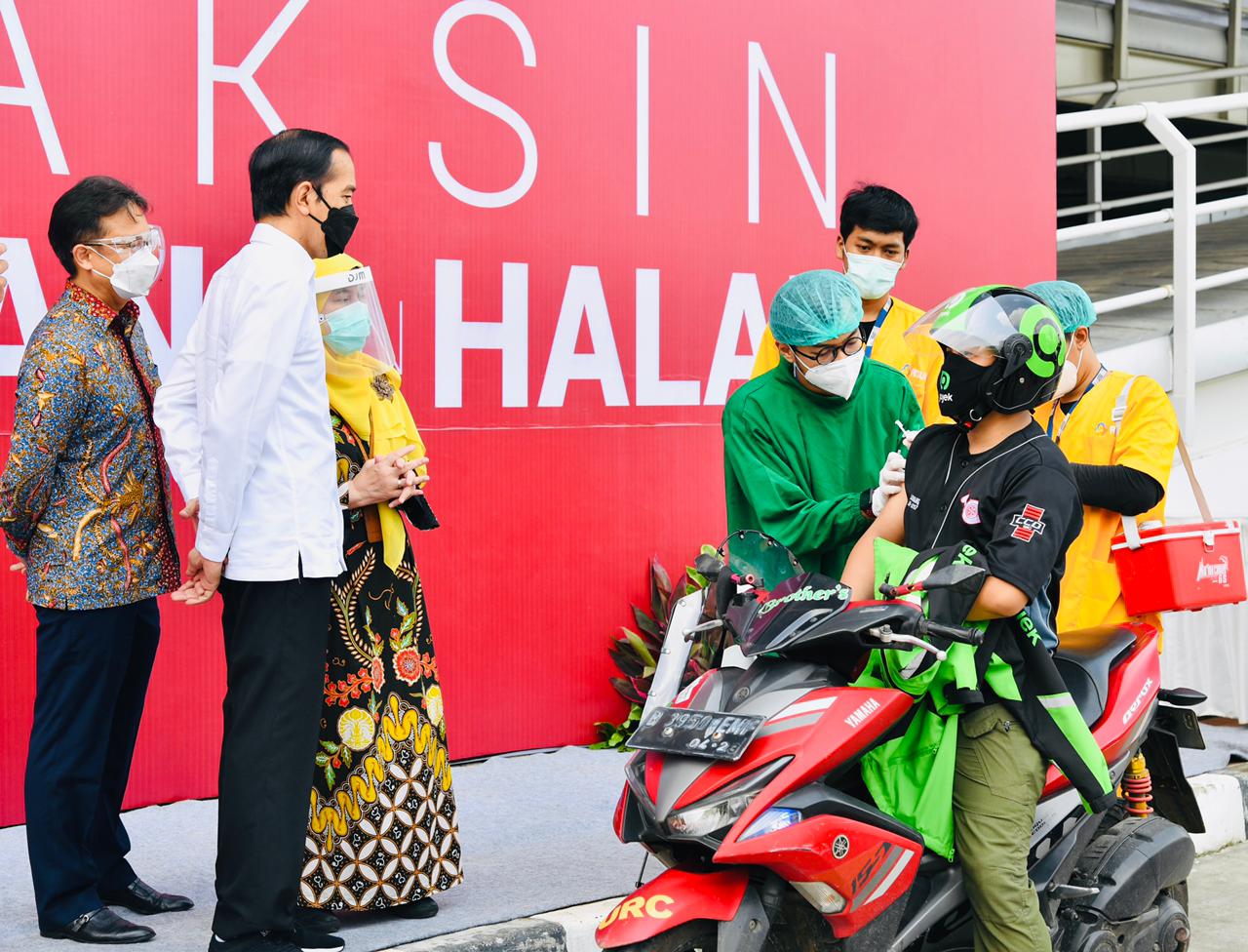 Presiden Jokowi tinjau vaksinasi di RSUI