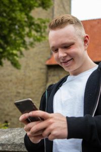 Mobile Phone Smartphone Man Iphone - mediendienst / Pixabay