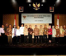 Sekretaris Kabinet Pramono Anung berfoto bersama peserta Rakor Staf Ahli K/L Bidang Perekonomian, di Gedung III Kemensetneg, Jakarta, Selasa (1/9)