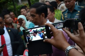 Presiden Jokowi menjawab wartawan seusai meresmikan Masjir Raya Mujahidin, di Pontianak, Kalbar, Selasa (20/1)
