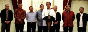 Presiden Jokowi menyampaikan keterangan pers bersama sejumlah tokoh, di Istana Merdeka, Jakarta, Minggu (25/1) malam