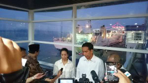 Presiden Jokowi didampingi Menteri BUMN Rini Soemarno memberikan keterangan, di Terminal Penumpang Pelabuhan Tj. Perak, Surabaya, Sabtu (10/1)