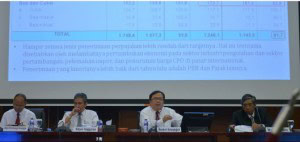 Menkeu Bambang Brodjonegoro didampingi para pejabat Kemenkeu menyampaikan realisasi APBNP 2014, di Jakarta, Senin (5/1)