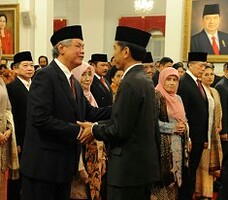 Presiden Jokowi memberikan ucapan selamat kepada para anggota Wantimpres yang baru dilantiknya, di Istana Negara, Senin (19/1)
