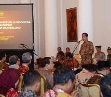 Presiden Jokowi memberikan arahan dalam pertemuan dengan Bupati/Walikota se Jawa dan Maluku, di Istana Bogor, Jabar, Jumat (13/2)