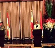 Presiden Jokowi bersama Presiden Filipina Benigno Aquino III menyampaikan keterangan pers seusai pembicaraan bilateral, di Istana Malacanang, Senin (9/2)