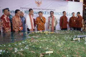Presiden Jokowi menyaksikan maket pembangunan KEK Tanjung Lesung, di Kab. Pandeglang, Banten, Senin (23/2)
