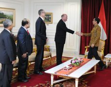 CEO ConocoPhillips Ryan Lance didampingi sejumlah pejabat ConocoPhillips menemui Presiden Jokowi, di kantor Presiden, Jakarta, Selasa (31/3)