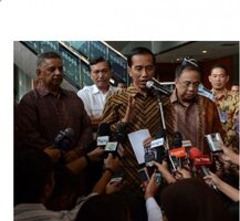 Presiden Jokowi didampingi Dirut PLN dan Menko Maritim memberikan keterangan kepada wartawan, di kantor pusat PLN, Jakarta, Selasa (7/4)