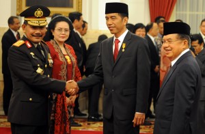 Presiden Joko Widodo (Jokowi) memberi selamat kepada Jenderal (Pol) Badrodin Haiti usai melantiknya sebagai Kepala Kepolisian RI di Istana Negara, Jakarta, Jumat (17/4).