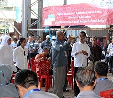 Presiden Jokowi dalam kesempatan dialog dengan buruh PT Dok & Perkapalan Bahawi, di Cilincing, Jakarta Utara, Selasa (28/4)