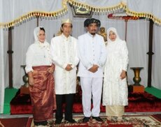 Presiden Jokowi dan Ibu Negara Iriana bersama Sultan Tidore dan istri seusai penganugerahan gelar adat, di Tidore, Maluku Utara, Jumat (8/5)